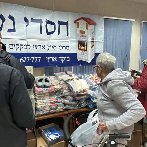 חלוקת ביגוד חם לקשישים וניצולי שואה בימי חנוכה