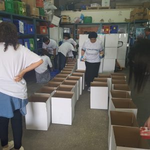מתנדבים בירושלים אורזים סלי מזון