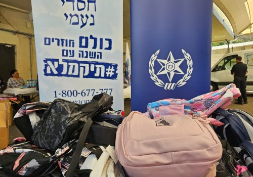 ילקוטים ארוזים ומוכנים לחלוקה עבור ילדים ממשפחות מעוטות יכולת