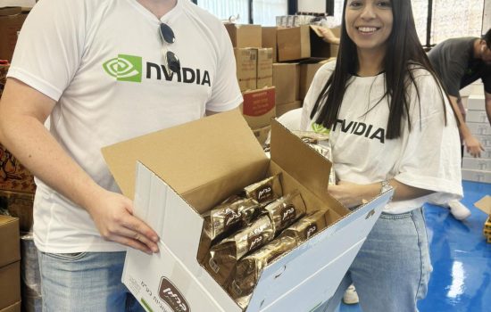 עובדי NVIDIA אורזים בחסדי נעמי סלי מזון ייחודיים לראש השנה