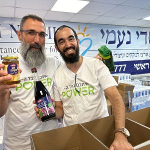 עובדי אלקטרה פאוור אורזים בקפידה סלי מזון לראש השנה