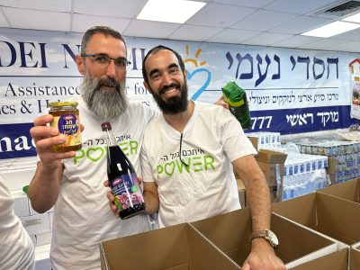 עובדי אלקטרה פאוור אורזים בקפידה סלי מזון לראש השנה