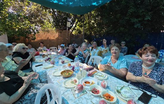 סעודת חג מיוחדת עבור ניצולי שואה וקשישים בבית החם